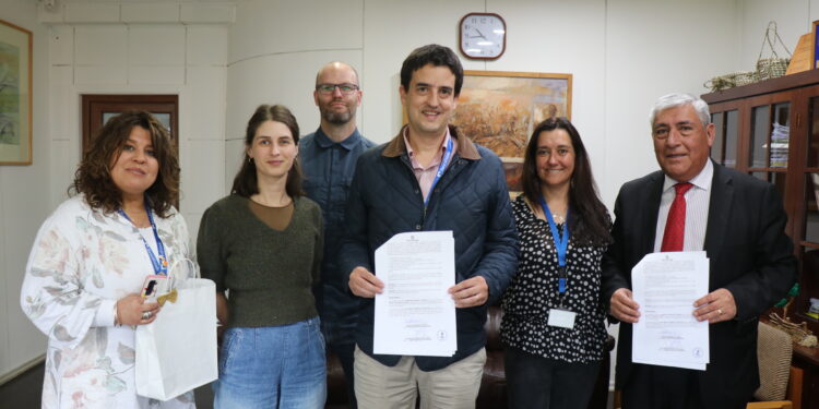 Municipalidad de Castro y BancoEstado firman comodato para fortalecer Biblioteca Comunitaria de Isla Quehui