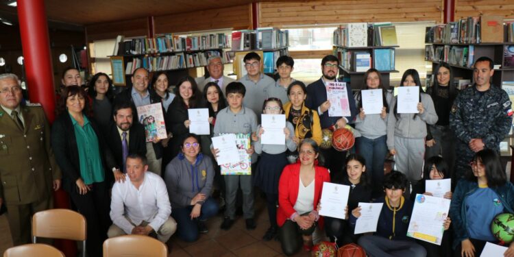 Concurso de afiches: Ganadores invitan a reflexionar y actuar contra la violencia