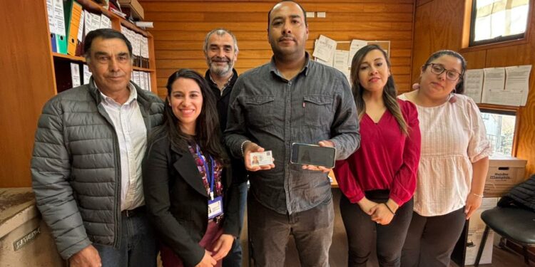 Después de 20 años, Castro vuelve a entregar licencias de conducir a personas sordas