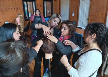 Vecinas se capacitan en peluquería básica y manicure