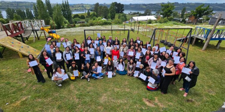 Mujeres del Programa Jefas de Hogar reciben su certificación