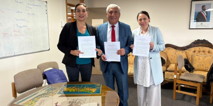 Castro fortalece su agenda cultural para el Bicentenario de Chiloé tras firma de convenio con el Ministerio de las Culturas