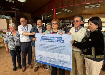 Entregan oficialmente concesión para nuevo Centro Diurno de adultos mayores en Castro