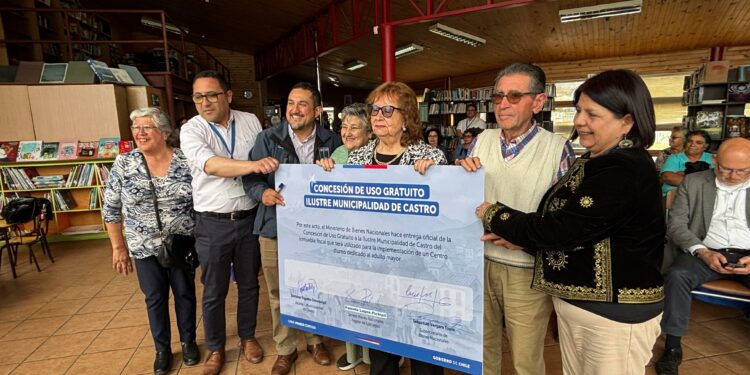 Entregan oficialmente concesión para nuevo Centro Diurno de adultos mayores en Castro