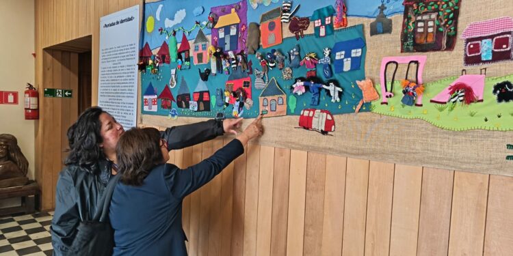 Programa Quiero Mi Barrio impulsa muestra de arpilleras sobre memoria y reconstrucción