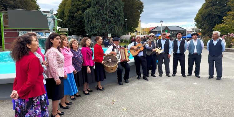 Magisterio de Castro lanza Peña Coché Molina con intervención musical en la Plaza de Armas
