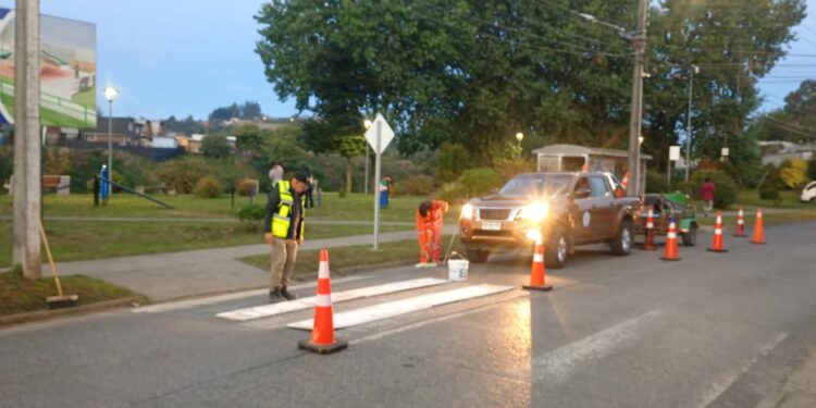 Castro: Refuerzan seguridad vial con intensivo plan de demarcación de reductores de velocidad y pasos de cebra
