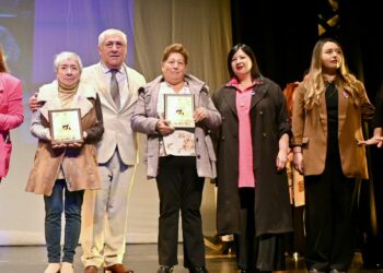 Cerca de 200 castreñas se congregaron para conmemorar el Día Internacional de la Mujer