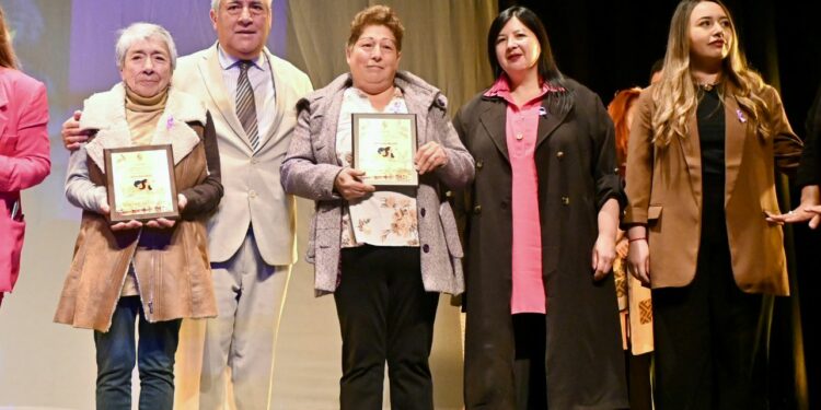 Cerca de 200 castreñas se congregaron para conmemorar el Día Internacional de la Mujer