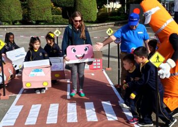 Entre juegos y señales de tránsito: escolares de Castro aprenden sobre seguridad vial