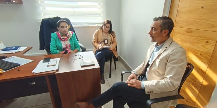 Municipio y PDI coordinan talleres para prevenir estafas telefónicas en Castro