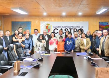 Castro rinde homenaje al primer Concejo Municipal tras el retorno a la democracia