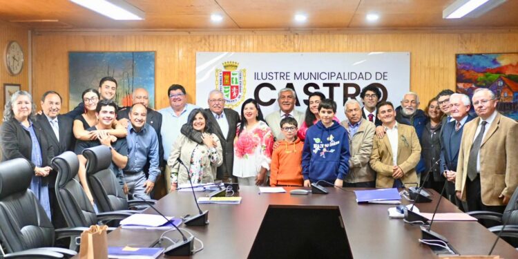 Castro rinde homenaje al primer Concejo Municipal tras el retorno a la democracia