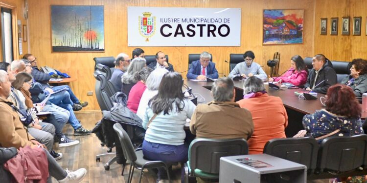 Juntas de Vecinos Rurales y Municipalidad de Castro abordan plan de contingencia para caminos previo a la llegada del invierno