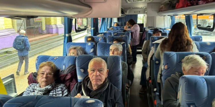 Adultos mayores de Castro participan en viaje turístico a San Juan de la Costa