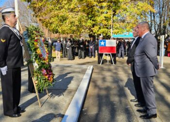 Castro: Armada rindió homenaje a los héroes de Iquique acompañada de sol y numeroso público