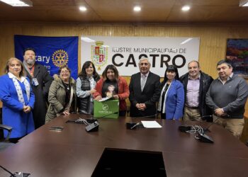 Municipio de Castro, Concejo Municipal y Rotary Alihuén entregan equipo CPAP a vecina con apnea severa del sueño