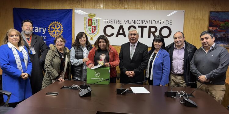 Municipio de Castro, Concejo Municipal y Rotary Alihuén entregan equipo CPAP a vecina con apnea severa del sueño
