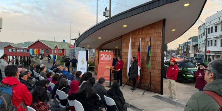 Castro inaugura renovado Paseo Costanera que rescata la historia y tradición chilota