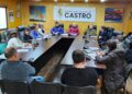 Municipio de Castro y gremio de taxis colectivos fortalecen coordinación por la seguridad vial y el ordenamiento del tránsito