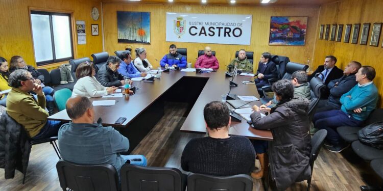 Municipio de Castro y gremio de taxis colectivos fortalecen coordinación por la seguridad vial y el ordenamiento del tránsito