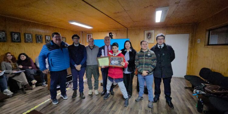 Concejo Municipal de Castro reconoce a Camilo Burgos Schneider por sus destacados logros deportivos e inspirador ejemplo de inclusión