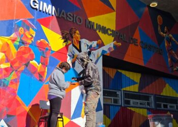 Nuevo mural comunitario transforma la fachada del Gimnasio Municipal de Castro