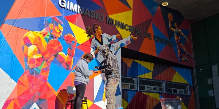 Nuevo mural comunitario transforma la fachada del Gimnasio Municipal de Castro