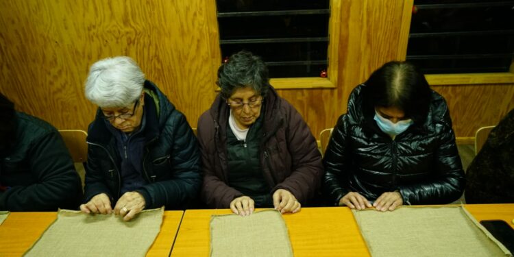 Taller de Arpilleras inició en Villa Alerce con alta participación de vecinas