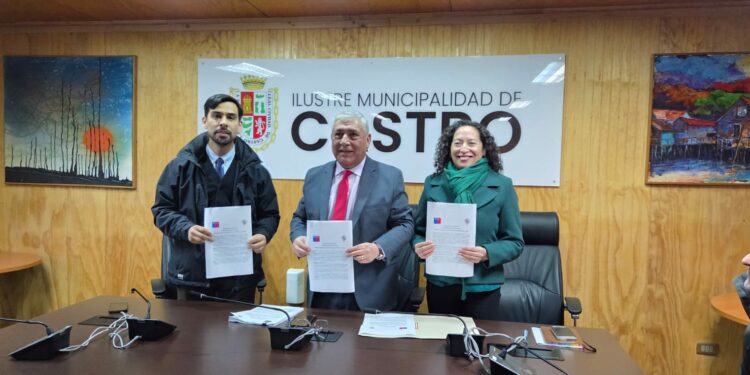 Municipalidad de Castro y DOP firman importante convenio para impulsar emblemáticas obras de borde costero