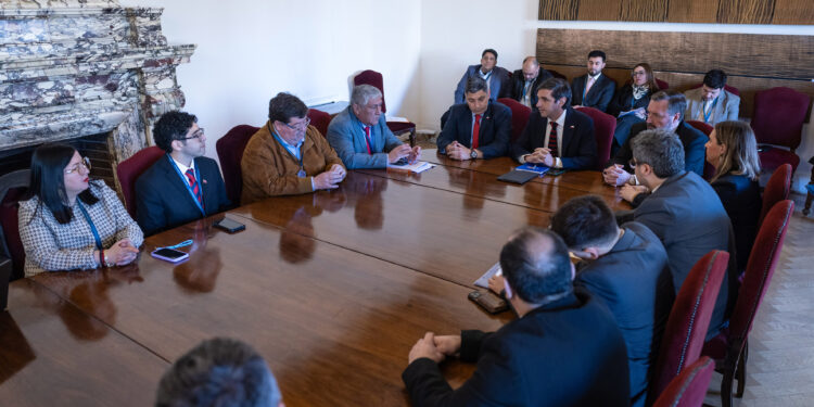 Municipalidad de Castro aborda con autoridades nacionales acuerdo para concretar solución a residuos domiciliarios en Chiloé