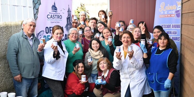 Vecinas de Castro fortalecen sus conocimientos en taller de conservas de productos del mar