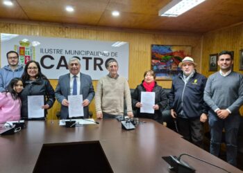 Municipalidad de Castro formaliza comodato de máquina fabricadora de hielo para fortalecer pescadería de Feria José Sandoval