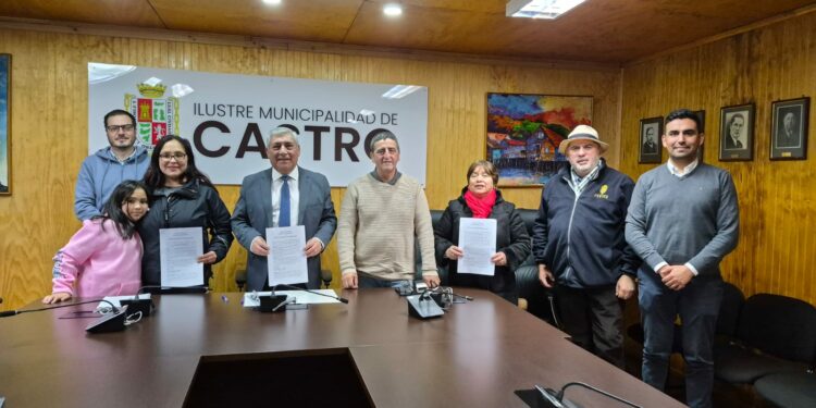 Municipalidad de Castro formaliza comodato de máquina fabricadora de hielo para fortalecer pescadería de Feria José Sandoval