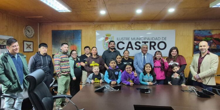 Alcalde de Castro se reúne con clubes de patín roller por futura pista de entrenamiento